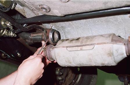 Как снять детали системы выпуска газов двигателя ВАЗ-2110