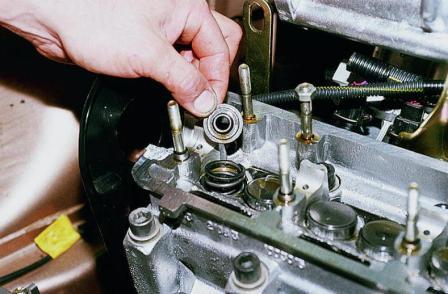 Как заменить маслоотражательные колпачки клапанов двигателей ВАЗ-2110, -2111