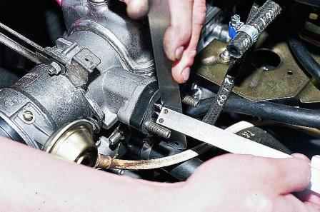 Как снять и разобрать топливный насос карбюраторного двигателя ВАЗ-2110