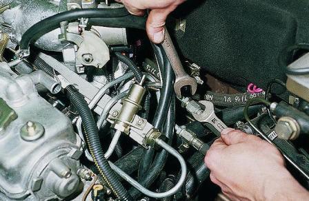 Снятие рампы и регулятора давления топлива двигателя ВАЗ-2111