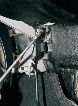 Снятие дроссельного узла и его привода автомобиля ВАЗ-2111