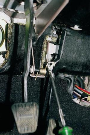 Снятие дроссельного узла и его привода автомобиля ВАЗ-2111