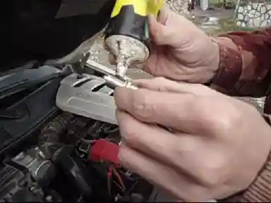 Снятие катушек зажигания и свечей двигателя ВАЗ-21124
