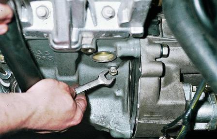Снятие расширительного бачка системы охлаждения двигателя ВАЗ-21124 автомобиля ВАЗ-2110