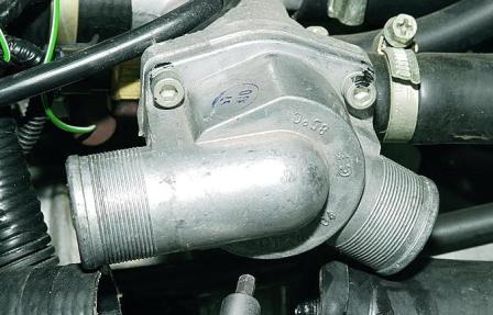 Снятие и проверка термостата автомобиля ВАЗ-2110 с двигателем ВАЗ-21124