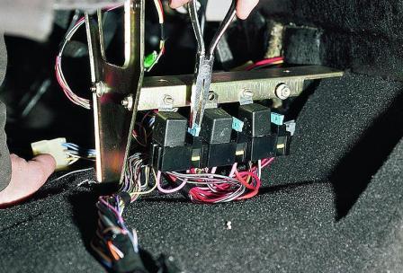 Как снять контроллер СУД автомобиля ВАЗ-2110