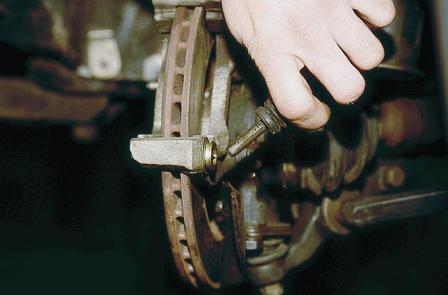 Снятие деталей тормозного механизма переднего колеса ВАЗ-2110