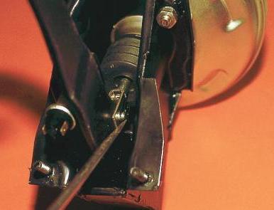 Снятие вакуумного усилителя и педального узла тормоза ВАЗ-2110