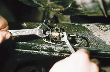 Замена рабочего цилиндра тормозов задних колес и шланга автомобиля ВАЗ-2110