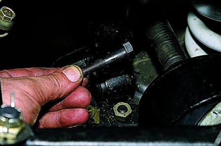 Проверка исправности и замена переднего амортизатора автомобиля ВАЗ-21213, ВАЗ-21214