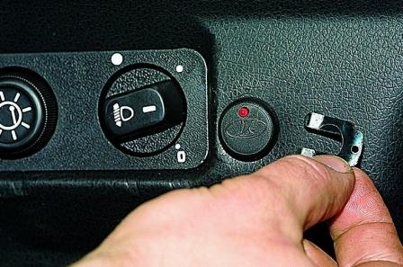 Снятие контроллера и блока управления иммобилайзера и индикатора АПС автомобиля ВАЗ-21214