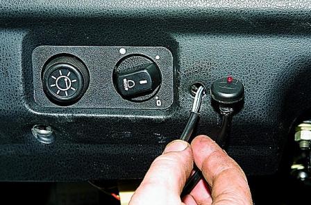 Снятие контроллера и блока управления иммобилайзера и индикатора АПС автомобиля ВАЗ-21214