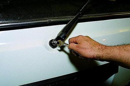 Как отремонтировать очиститель стекла задней двери ВАЗ-21213