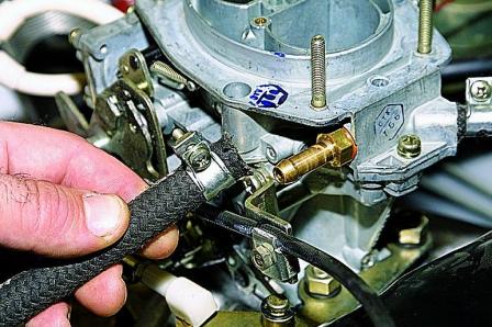Замена и очистка топливных фильтров автомобиля ВАЗ-21213 с карбюраторным двигателем