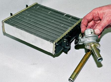 Снятие радиатора отопителя с краном автомобиля ВАЗ-21213