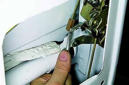 Снятие обивки и замка двери автомобиля ВАЗ-21213