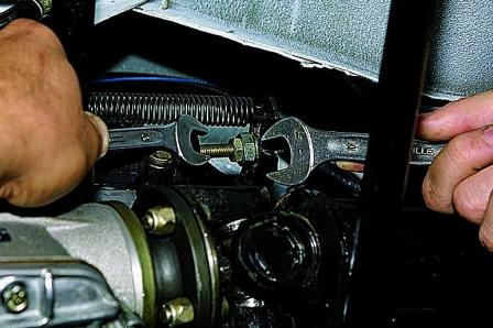 Регулировка привода выключения сцепления автомобиля ВАЗ-21213