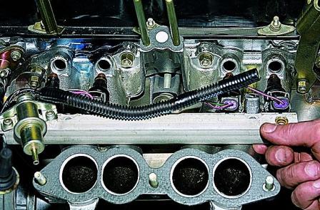 Снятие топливной рампы, проверка и снятие форсунок двигателя ВАЗ-21214