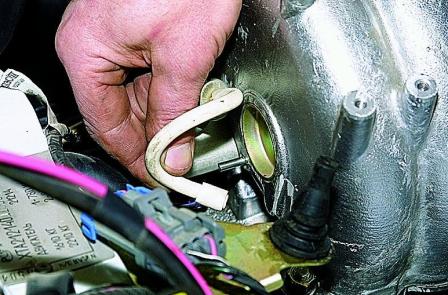 Проверка давления и замена регулятора давления в системе питания двигателя ВАЗ-21214