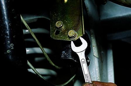 Проверка и регулировка привода регулятора давления задних тормозов ВАЗ-21213