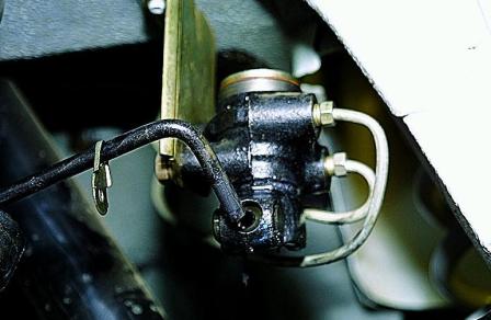 Проверка и регулировка привода регулятора давления задних тормозов ВАЗ-21213
