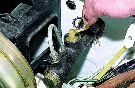Снятие и ремонт главного цилиндра гидропривода сцепления автомобиля ВАЗ-21213