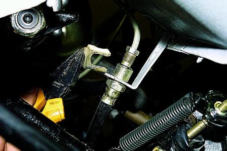 Замена цилиндра и шланга сцепления автомобиля ВАЗ-21213