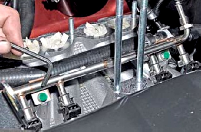 Снятие и установка топливной рампы Niva Chevrolet
