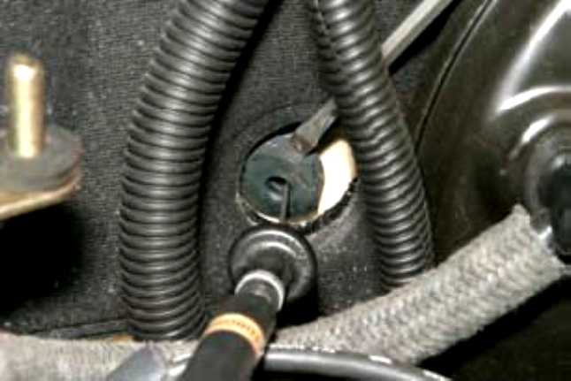 Регулировка и замена троса привода дроссельной заслонки Niva Chevrolet