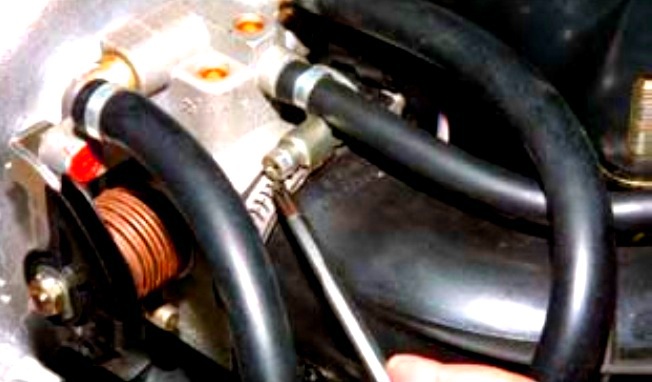 Регулировка и замена троса привода дроссельной заслонки Niva Chevrolet