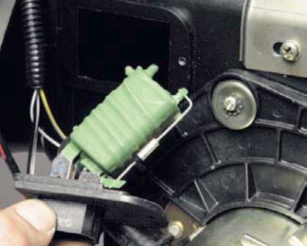 Снятие и установка дополнительного резистора вентилятора отопителя
