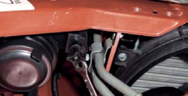 Снятие радиатора гидроусилителя руля автомобиля ВАЗ-2123