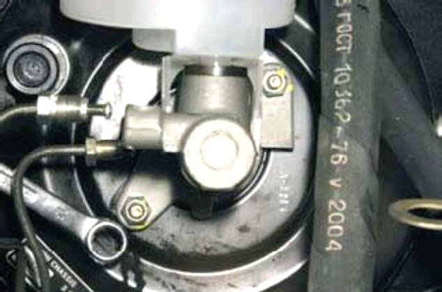 Снятие и установка главного тормозного цилиндра 