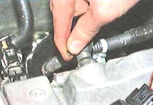 Снятие топливной рампы и форсунок двигателя 2AZ-FE Toyota Camry