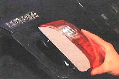 Замена заднего фонаря, расположенного на крышке багажника