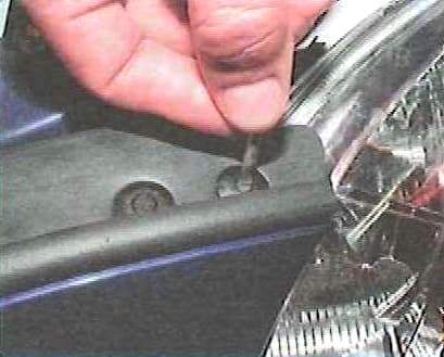 Vordere Stoßstange des Toyota Camry entfernen