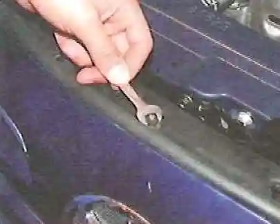 Toyota Camry алдыңғы бамперін қалай алып тастауға болады Toyota Camry алдыңғы бамперін қалай алып тастауға болады