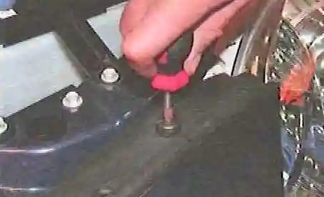 Toyota Camry алдыңғы бамперін қалай алып тастауға болады Toyota Camry алдыңғы бамперін қалай алып тастауға болады