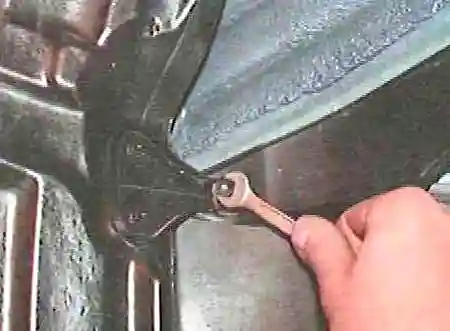 Toyota Camry алдыңғы бамперін қалай алып тастауға болады Toyota Camry алдыңғы бамперін қалай алып тастауға болады