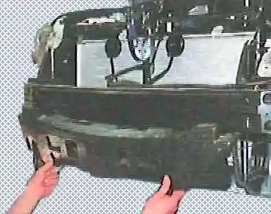 Toyota Camry алдыңғы бамперін қалай алып тастауға болады Toyota Camry алдыңғы бамперін қалай алып тастауға болады