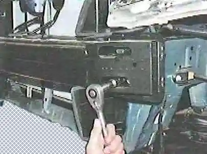 Toyota Camry алдыңғы бамперін қалай алып тастауға болады Toyota Camry алдыңғы бамперін қалай алып тастауға болады