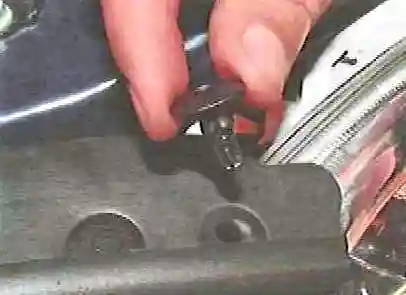 Toyota Camry алдыңғы бамперін қалай алып тастауға болады Toyota Camry алдыңғы бамперін қалай алып тастауға болады