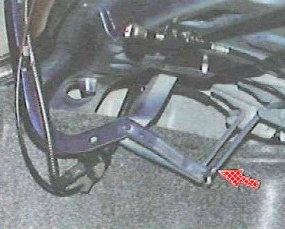 Снятие и установка торсиона крышки багажника