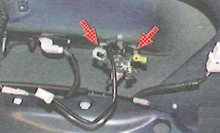 Снятие замка и выключателя замка крышки багажника