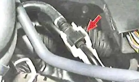 Проверка и снижение давления топлива двигателя 2AZ-FE автомобиля Toyota Camry Проверка и снижение давления топлива двигателя 2AZ-FE автомобиля Toyota Camry