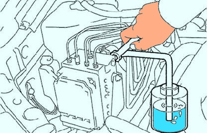  Удаление воздуха из гидропривода рабочей тормозной системы Toyota Camry