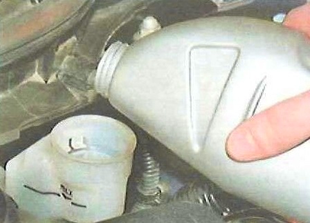 Удаление воздуха из гидропривода рабочей тормозной системы Toyota Camry
