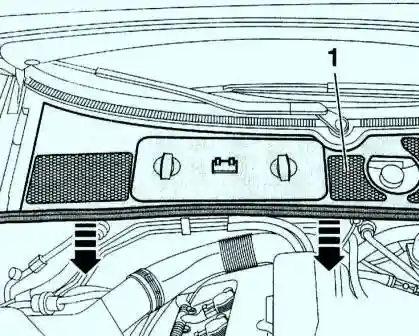 Снимите вперед крышку (1) водосборного отсека