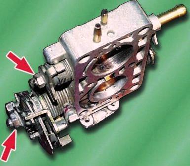 To disassemble the throttle actuator mechanism, unscrew the nuts securing the actuator parts on the damper axles