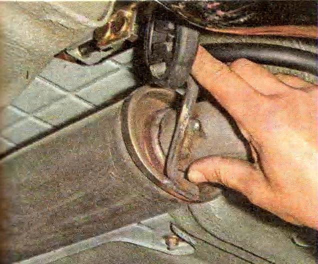 Removing the additional silencer VAZ-21114